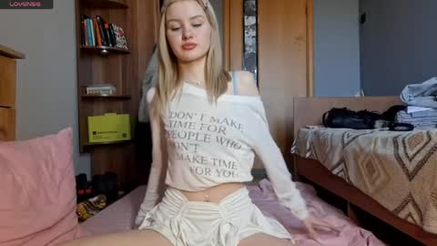 Snapshot of ilianamessersmith chatting on April 2026 07:44:01 AM ShyLuna online show from April 2026 07:44:01 AM