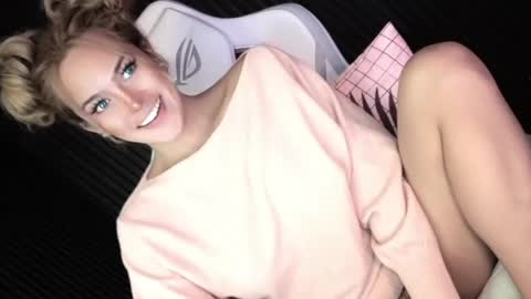 Candy Moore online show from April 2026 02:43:02 PM