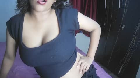 Snapshot of imlovelyrose chatting on May 2026 01:09:02 PM ROSE online show from May 2026 01:09:02 PM