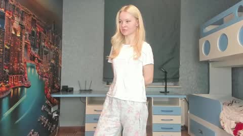 Snapshot of incredible__shell_ chatting on April 2026 04:37:01 PM Masha online show from April 2026 04:37:01 PM