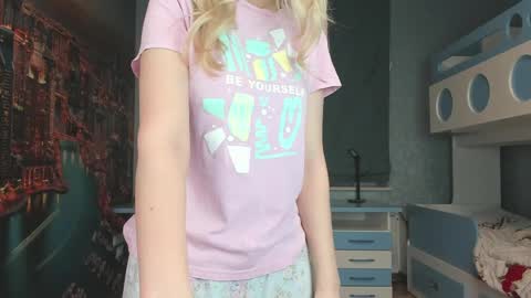 Snapshot of incredible__shell_ chatting on April 2026 07:55:01 PM Masha online show from April 2026 07:55:01 PM