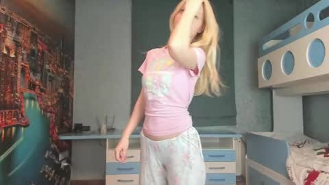 Snapshot of incredible__shell_ chatting on April 2026 08:37:01 PM Masha online show from April 2026 08:37:01 PM