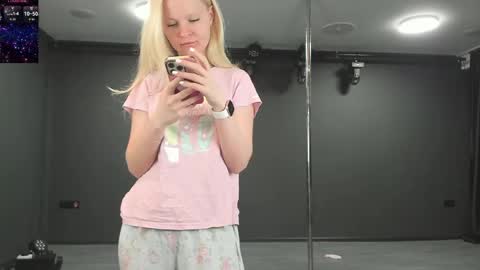 Snapshot of incredible__shell_ chatting on May 2026 07:11:01 PM Masha online show from May 2026 07:11:01 PM