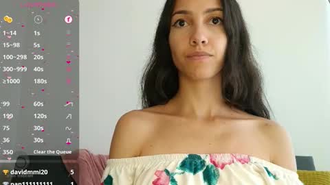 Snapshot of innocentlatiina chatting on January 2025 10:13:02 PM Laroa online show from January 2025 10:13:02 PM