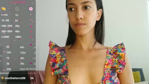 Snapshot of innocentlatiina chatting on January 2025 06:48:01 PM Laroa online show from January 2025 06:48:01 PM