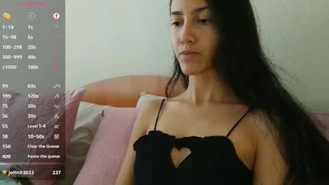 Snapshot of innocentlatiina chatting on October 2025 04:48:02 PM Laroa online show from October 2025 04:48:02 PM