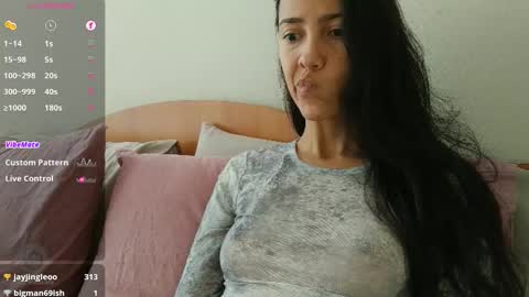 Snapshot of innocentlatiina chatting on October 2025 03:57:02 PM Laroa online show from October 2025 03:57:02 PM