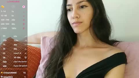 Snapshot of innocentlatiina chatting on November 2025 10:21:02 PM Laroa online show from November 2025 10:21:02 PM