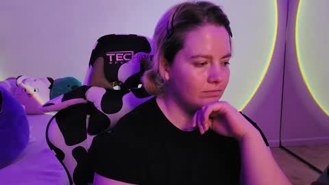 Faye online show from December 2024 09:31:02 PM