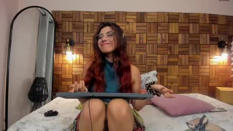 Snapshot of iriis_rosse chatting on January 2025 12:00:01 AM Iris Rosse online show from January 2025 12:00:01 AM