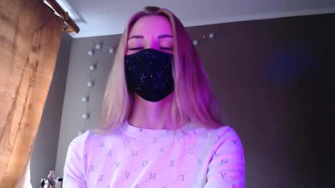 Snapshot of iris_lave chatting on September 2025 02:33:02 PM Lily online show from September 2025 02:33:02 PM