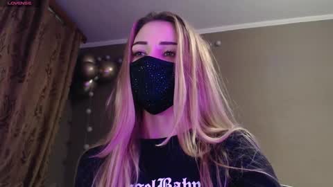 Snapshot of iris_lave chatting on November 2025 04:34:02 PM Lily online show from November 2025 04:34:02 PM