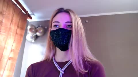 Snapshot of iris_lave chatting on November 2025 12:40:01 PM Lily online show from November 2025 12:40:01 PM