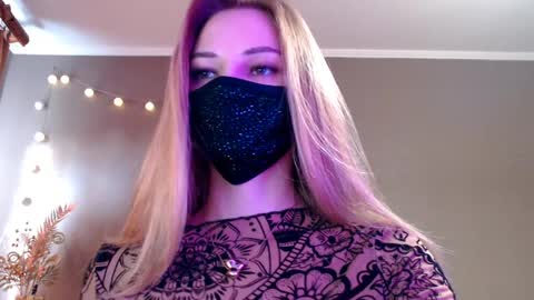 Snapshot of iris_lave chatting on April 2026 03:31:02 PM Lily online show from April 2026 03:31:02 PM