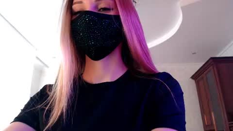 Snapshot of iris_lave chatting on June 2026 04:40:02 PM Lily online show from June 2026 04:40:02 PM