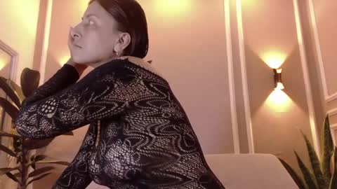 Isabella online show from April 2026 12:14:02 PM