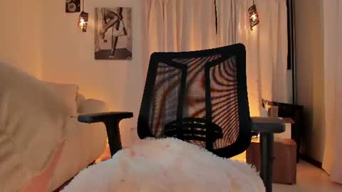 Snapshot of isabellalux_ chatting on June 2026 05:28:01 PM ISABELLA online show from June 2026 05:28:01 PM