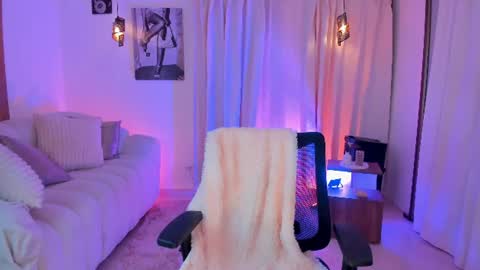 Snapshot of isabellalux_ chatting on June 2026 08:26:02 PM ISABELLA online show from June 2026 08:26:02 PM