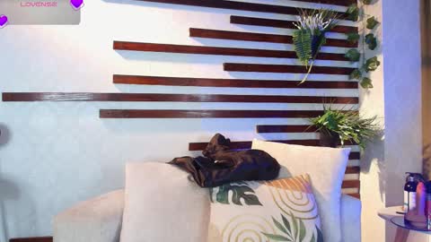 Snapshot of isamoon_ chatting on February 2026 11:17:01 AM Isa online show from February 2026 11:17:01 AM