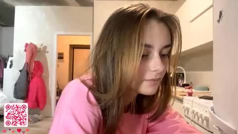 Snapshot of isauratorkelson chatting on November 2025 08:32:01 PM Issa online show from November 2025 08:32:01 PM