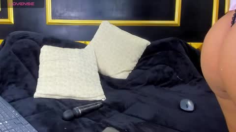 Isla online show from December 2025 08:15:02 PM