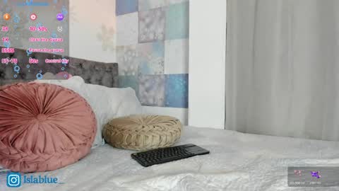 Isla Blue online show from April 2026 02:00:01 AM