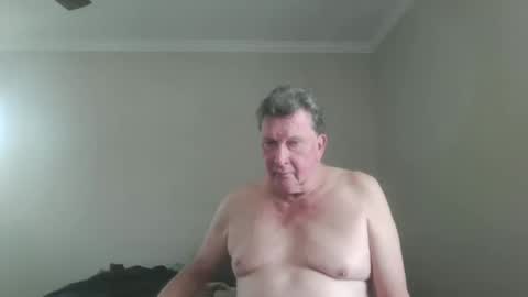 island625103 online show from October 2025 07:03:01 PM