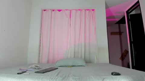 Snapshot of issalovexxx chatting on June 2026 07:42:01 AM Isabella online show from June 2026 07:42:01 AM