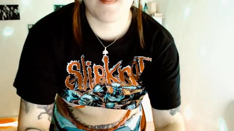 Snapshot of issis_demon chatting on December 2024 05:59:01 AM Yiz online show from December 2024 05:59:01 AM