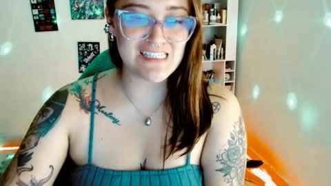 Snapshot of issis_demon chatting on January 2025 08:15:02 AM Yiz online show from January 2025 08:15:02 AM