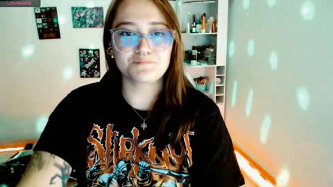 Snapshot of issis_demon chatting on February 2025 07:05:01 AM Yiz online show from February 2025 07:05:01 AM