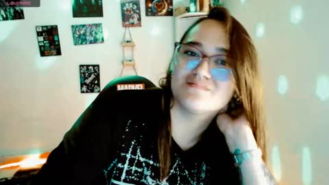 Snapshot of issis_demon chatting on February 2025 10:32:02 AM Yiz online show from February 2025 10:32:02 AM