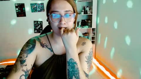 Snapshot of issis_demon chatting on February 2025 07:15:01 AM Yiz online show from February 2025 07:15:01 AM