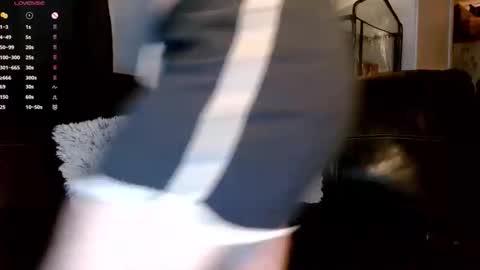 Snapshot of its_pixie chatting on April 2026 01:17:02 PM Pixie online show from April 2026 01:17:02 PM