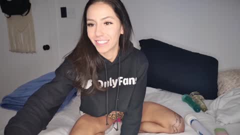 Snapshot of itscaylawatsun chatting on January 2025 11:02:02 PM itscaylawatsun online show from January 2025 11:02:02 PM