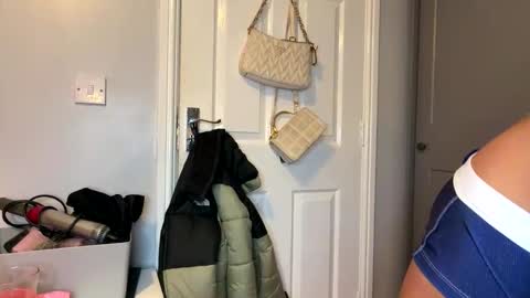 Lola online show from April 2026 06:01:01 PM