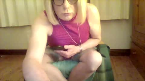 Snapshot of izzy_mchoney chatting on May 2026 11:01:04 PM izzy_mchoney online show from May 2026 11:01:04 PM
