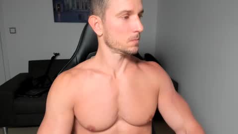 Snapshot of jakubstefano chatting on December 2024 07:57:01 AM Muscle beast P online show from December 2024 07:57:01 AM
