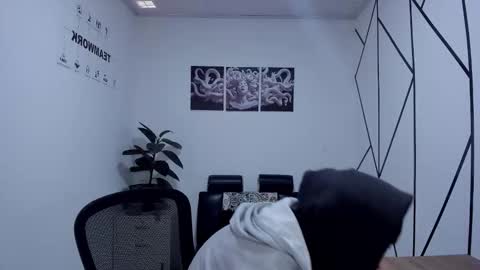 james_adamss_ online show from December 2025 12:36:01 PM