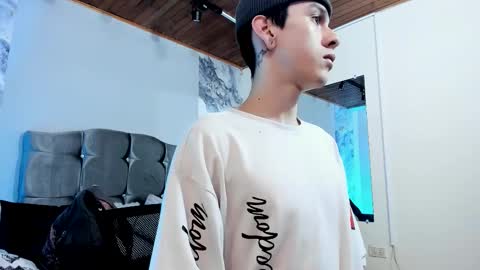 james_adamss_ online show from January 2026 01:05:02 PM