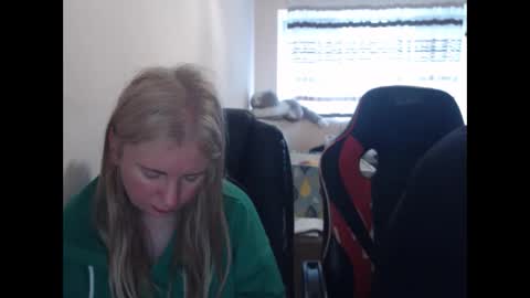 Snapshot of jenisandpeter chatting on April 2026 05:25:02 AM JenisAndPeter online show from April 2026 05:25:02 AM