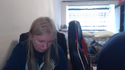 Snapshot of jenisandpeter chatting on April 2026 06:06:01 AM JenisAndPeter online show from April 2026 06:06:01 AM