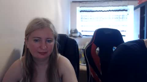 Snapshot of jenisandpeter chatting on May 2026 06:18:02 AM JenisAndPeter online show from May 2026 06:18:02 AM
