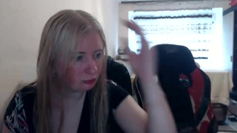 Snapshot of jenisandpeter chatting on May 2026 07:05:02 AM JenisAndPeter online show from May 2026 07:05:02 AM