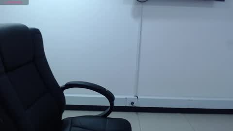 jenn online show from October 2025 06:08:02 PM