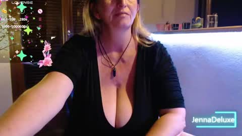 Snapshot of jennadeluxe chatting on May 2026 06:53:01 PM Jenna online show from May 2026 06:53:01 PM