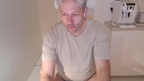 Snapshot of jeroen84nl chatting on November 2025 05:19:02 AM jeroen84nl online show from November 2025 05:19:02 AM