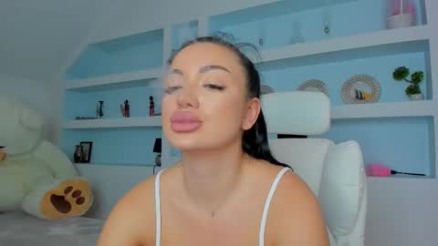 Juliee online show from November 2025 06:17:01 PM