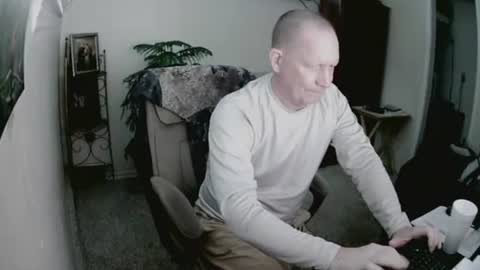 Snapshot of jlouton01 chatting on February 2025 02:45:02 PM kilroy online show from February 2025 02:45:02 PM