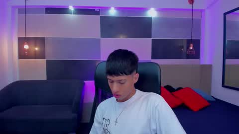 Snapshot of juan_nd_steven chatting on December 2024 01:06:02 PM JuanSteven online show from December 2024 01:06:02 PM